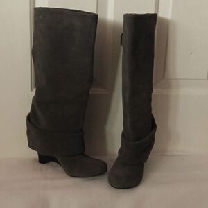 Boots size 7 1/2 .. Gray.